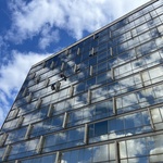 2. místo kategorie Architektura: Brutalistní elegance v odrazech nebe: Parkhotel Holešovice znovu ukazuje, že i syrová architektura může mít svůj jedinečný půvab v nekonečných variantách nebe. A když se o ni starají ti nejlepší z Mama Shelter, září ještě víc. Autorka: Veronika Micienkova 2. místo kategorie Architektura: Brutalistní elegance v odrazech nebe: Parkhotel Holešovice znovu ukazuje, že i syrová architektura může mít svůj jedinečný půvab v nekonečných variantách nebe. A když se o ni starají ti nejlepší z Mama Shelter, září ještě víc. Autorka: Veronika Micienkova