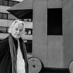 Ladislav Lábus před FA ČVUT s instalací Johana Hejduka. Foto: Štěpán Hon Ladislav Lábus před FA ČVUT s instalací Johana Hejduka. Foto: Štěpán Hon