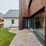 Rekonstrukce vesnického domu, která voní modřínovým dřevem. Foto: Radek Čepelák Rekonstrukce vesnického domu, která voní modřínovým dřevem. Foto: Radek Čepelák