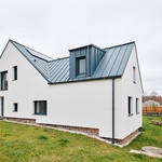 Rekonstrukce vesnického domu, která voní modřínovým dřevem. Foto: Radek Čepelák Rekonstrukce vesnického domu, která voní modřínovým dřevem. Foto: Radek Čepelák