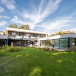 Oáza pro děti i dospělé: Moderní vila se zahradou a borovicovým lesem na dosah. Foto: Tomáš Dittrich/VEKRA Oáza pro děti i dospělé: Moderní vila se zahradou a borovicovým lesem na dosah. Foto: Tomáš Dittrich/VEKRA