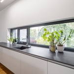 Oáza pro děti i dospělé: Moderní vila se zahradou a borovicovým lesem na dosah. Foto: Tomáš Dittrich/VEKRA Oáza pro děti i dospělé: Moderní vila se zahradou a borovicovým lesem na dosah. Foto: Tomáš Dittrich/VEKRA
