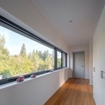 Oáza pro děti i dospělé: Moderní vila se zahradou a borovicovým lesem na dosah. Foto: Tomáš Dittrich/VEKRA Oáza pro děti i dospělé: Moderní vila se zahradou a borovicovým lesem na dosah. Foto: Tomáš Dittrich/VEKRA