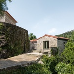 Nové architektonické prvky budou decentní, ale zároveň jasně moderní, s použitím odolných, časem osvědčených materiálů, jako je kámen a dřevo. Foto: Attilio Fiumarella Nové architektonické prvky budou decentní, ale zároveň jasně moderní, s použitím odolných, časem osvědčených materiálů, jako je kámen a dřevo. Foto: Attilio Fiumarella