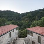 Dvojice domů stojí na vyvýšeném místě nad údolím řeky Vez a otevírá se do širokého panoramatu krajiny. Foto: Attilio Fiumarella Dvojice domů stojí na vyvýšeném místě nad údolím řeky Vez a otevírá se do širokého panoramatu krajiny. Foto: Attilio Fiumarella