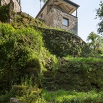 Jejich umístění zdůrazňuje vztah mezi architekturou a terénem, který je formován historickými terasami. Stavby působí jako tiché pozorovatelny krajiny. Foto: Attilio Fiumarella Jejich umístění zdůrazňuje vztah mezi architekturou a terénem, který je formován historickými terasami. Stavby působí jako tiché pozorovatelny krajiny. Foto: Attilio Fiumarella