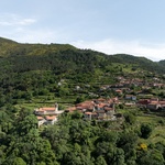 Kamenné zdivo odkazuje na tradiční architekturu regionu a ukotvuje stavbu v místním kontextu. Nové prvky jsou navrženy tak, aby byly současné, ale zároveň nenarušovaly celkový charakter. Foto: Attilio Fiumarella Kamenné zdivo odkazuje na tradiční architekturu regionu a ukotvuje stavbu v místním kontextu. Nové prvky jsou navrženy tak, aby byly současné, ale zároveň nenarušovaly celkový charakter. Foto: Attilio Fiumarella