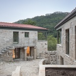 Materiálová střídmost podporuje nadčasovost projektu. Obě hmoty jsou komponovány v přímém dialogu, kdy jejich fasády hledí proti sobě. Foto: Attilio Fiumarella Materiálová střídmost podporuje nadčasovost projektu. Obě hmoty jsou komponovány v přímém dialogu, kdy jejich fasády hledí proti sobě. Foto: Attilio Fiumarella