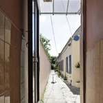 Někdy stačí zvednout střechu. Malá architektura jako odpověď na městskou krizi bydlení. Foto: Filip Dujardin Někdy stačí zvednout střechu. Malá architektura jako odpověď na městskou krizi bydlení. Foto: Filip Dujardin