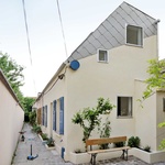 Někdy stačí zvednout střechu. Malá architektura jako odpověď na městskou krizi bydlení. Foto: Filip Dujardin Někdy stačí zvednout střechu. Malá architektura jako odpověď na městskou krizi bydlení. Foto: Filip Dujardin
