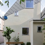 Někdy stačí zvednout střechu. Malá architektura jako odpověď na městskou krizi bydlení. Foto: Filip Dujardin Někdy stačí zvednout střechu. Malá architektura jako odpověď na městskou krizi bydlení. Foto: Filip Dujardin