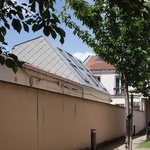 Někdy stačí zvednout střechu. Malá architektura jako odpověď na městskou krizi bydlení. Foto: Filip Dujardin Někdy stačí zvednout střechu. Malá architektura jako odpověď na městskou krizi bydlení. Foto: Filip Dujardin