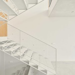 Díky otevřeným prvkům je propustné pro světlo a nenarušuje prostorovou soudržnost. Schodiště zároveň funguje jako výrazný designový prvek interiéru. Foto: Adrià Goula Díky otevřeným prvkům je propustné pro světlo a nenarušuje prostorovou soudržnost. Schodiště zároveň funguje jako výrazný designový prvek interiéru. Foto: Adrià Goula