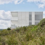 Fasáda je minimalistická a sestává z betonu, hliníku a skla. Velké plochy materiálů jsou přerušeny vertikálními pásy, které zdůrazňují proporce a modulaci celku. Tato organizace podporuje jednotný a čistý vizuální výraz stavby. Foto: Adrià Goula Fasáda je minimalistická a sestává z betonu, hliníku a skla. Velké plochy materiálů jsou přerušeny vertikálními pásy, které zdůrazňují proporce a modulaci celku. Tato organizace podporuje jednotný a čistý vizuální výraz stavby. Foto: Adrià Goula