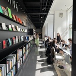 Lze vychutnat kávu, pracovat, či nakoupit odbornou literaturu. Zdroj: Ing. arch. Josef Matyska Lze vychutnat kávu, pracovat, či nakoupit odbornou literaturu. Zdroj: Ing. arch. Josef Matyska