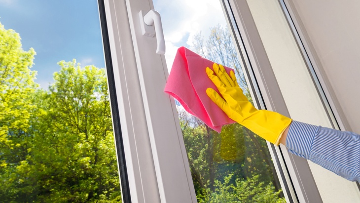 Základní tipy na čištění a údržbu plastových oken a dveří