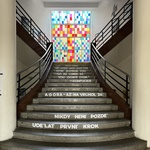 Schodiště s mozaikou u vstupní haly. Foto: Ing. arch. Josef Matyska Schodiště s mozaikou u vstupní haly. Foto: Ing. arch. Josef Matyska