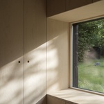 Celkově projekt vytváří meditativní prostor, kde se soukromí a otevřenost prolínají – dům není jen obytným prostorem, ale i architektonickou reflexí světla, materiálu a vztahu k okolní krajině. Foto: Markus Linderoth Celkově projekt vytváří meditativní prostor, kde se soukromí a otevřenost prolínají – dům není jen obytným prostorem, ale i architektonickou reflexí světla, materiálu a vztahu k okolní krajině. Foto: Markus Linderoth