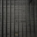 „Rozhodli jsme se zacházet s interiérem podobně jako s kusem nábytku, jakousi dřevěnou skříňkou,“ vysvětlují architekti. Exteriér je hrou se starší budovou, jejíž rozšíření je vyrobeno z panelů z opáleného dřeva. Foto: Markus Linderoth „Rozhodli jsme se zacházet s interiérem podobně jako s kusem nábytku, jakousi dřevěnou skříňkou,“ vysvětlují architekti. Exteriér je hrou se starší budovou, jejíž rozšíření je vyrobeno z panelů z opáleného dřeva. Foto: Markus Linderoth