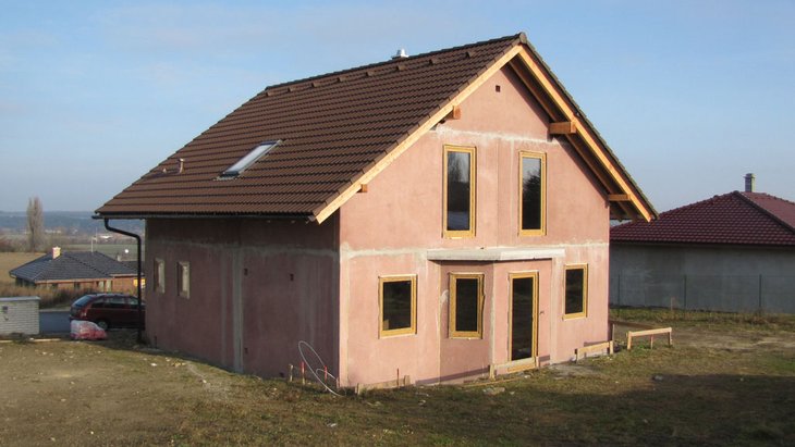 12. Montáž výplní a okapového systému, dům k dokončení (ilustrační foto z jiné stavby)