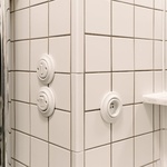 Decento ABB 2026 – Porcelánové vypínače a zásuvka v koupelně. Foto: ABB Decento ABB 2026 – Porcelánové vypínače a zásuvka v koupelně. Foto: ABB