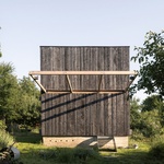 Zahradní pavilon – Čelní pohled, zavřené okenice. Foto: Alex Shoots Buildings Zahradní pavilon – Čelní pohled, zavřené okenice. Foto: Alex Shoots Buildings