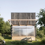 Zahradní pavilon – Čelní pohled, otevřené okenice. Foto: Alex Shoots Buildings Zahradní pavilon – Čelní pohled, otevřené okenice. Foto: Alex Shoots Buildings