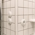 Porcelánové vypínače a zásuvka v koupelně. Foto: ABB Porcelánové vypínače a zásuvka v koupelně. Foto: ABB