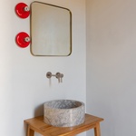 Hygienické zařízení většího domu. Foto: Cosimo Calabrese, Duotono Fotografia