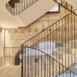 Moderní hotel zabalený do pláště paláce z 12. století. Foto: José Hevia Moderní hotel zabalený do pláště paláce z 12. století. Foto: José Hevia