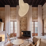 Moderní hotel zabalený do pláště paláce z 12. století. Foto: José Hevia Moderní hotel zabalený do pláště paláce z 12. století. Foto: José Hevia