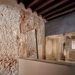 Moderní hotel zabalený do pláště paláce z 12. století. Foto: José Hevia Moderní hotel zabalený do pláště paláce z 12. století. Foto: José Hevia
