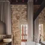 Moderní hotel zabalený do pláště paláce z 12. století. Foto: José Hevia Moderní hotel zabalený do pláště paláce z 12. století. Foto: José Hevia