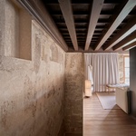 Moderní hotel zabalený do pláště paláce z 12. století. Foto: José Hevia Moderní hotel zabalený do pláště paláce z 12. století. Foto: José Hevia