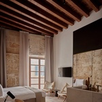 Moderní hotel zabalený do pláště paláce z 12. století. Foto: José Hevia Moderní hotel zabalený do pláště paláce z 12. století. Foto: José Hevia