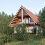 Balkon orientovaný na jihozápad se otevírá do otevřené krajiny, zatímco terasy se táhnou přímo z kuchyně a obývacího pokoje a vytvářejí tak centrální, pulzující srdce domu. Foto: Kuba Rodziewicz Balkon orientovaný na jihozápad se otevírá do otevřené krajiny, zatímco terasy se táhnou přímo z kuchyně a obývacího pokoje a vytvářejí tak centrální, pulzující srdce domu. Foto: Kuba Rodziewicz