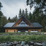 Na místě staré chalupy postavili novou: Moderně a s citem pro tradiční styl krkonošských roubenek. Foto: Petr Polák (petrpolakstudio.cz) Na místě staré chalupy postavili novou: Moderně a s citem pro tradiční styl krkonošských roubenek. Foto: Petr Polák (petrpolakstudio.cz)