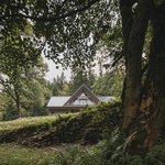 Na místě staré chalupy postavili novou: Moderně a s citem pro tradiční styl krkonošských roubenek. Foto: Petr Polák (petrpolakstudio.cz) Na místě staré chalupy postavili novou: Moderně a s citem pro tradiční styl krkonošských roubenek. Foto: Petr Polák (petrpolakstudio.cz)