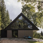 Na místě staré chalupy postavili novou: Moderně a s citem pro tradiční styl krkonošských roubenek. Foto: Petr Polák (petrpolakstudio.cz) Na místě staré chalupy postavili novou: Moderně a s citem pro tradiční styl krkonošských roubenek. Foto: Petr Polák (petrpolakstudio.cz)