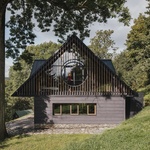 Na místě staré chalupy postavili novou: Moderně a s citem pro tradiční styl krkonošských roubenek. Foto: Petr Polák (petrpolakstudio.cz) Na místě staré chalupy postavili novou: Moderně a s citem pro tradiční styl krkonošských roubenek. Foto: Petr Polák (petrpolakstudio.cz)
