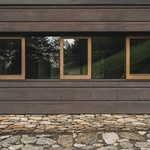 Na místě staré chalupy postavili novou: Moderně a s citem pro tradiční styl krkonošských roubenek. Foto: Petr Polák (petrpolakstudio.cz) Na místě staré chalupy postavili novou: Moderně a s citem pro tradiční styl krkonošských roubenek. Foto: Petr Polák (petrpolakstudio.cz)