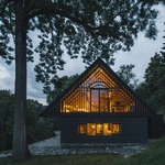 Na místě staré chalupy postavili novou: Moderně a s citem pro tradiční styl krkonošských roubenek. Foto: Petr Polák (petrpolakstudio.cz) Na místě staré chalupy postavili novou: Moderně a s citem pro tradiční styl krkonošských roubenek. Foto: Petr Polák (petrpolakstudio.cz)