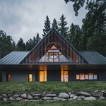 Na místě staré chalupy postavili novou: Moderně a s citem pro tradiční styl krkonošských roubenek. Foto: Petr Polák (petrpolakstudio.cz) Na místě staré chalupy postavili novou: Moderně a s citem pro tradiční styl krkonošských roubenek. Foto: Petr Polák (petrpolakstudio.cz)