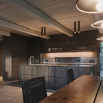 Na místě staré chalupy postavili novou: Moderně a s citem pro tradiční styl krkonošských roubenek. Foto: Petr Polák (petrpolakstudio.cz) Na místě staré chalupy postavili novou: Moderně a s citem pro tradiční styl krkonošských roubenek. Foto: Petr Polák (petrpolakstudio.cz)