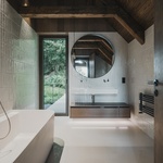 Na místě staré chalupy postavili novou: Moderně a s citem pro tradiční styl krkonošských roubenek. Foto: Petr Polák (petrpolakstudio.cz) Na místě staré chalupy postavili novou: Moderně a s citem pro tradiční styl krkonošských roubenek. Foto: Petr Polák (petrpolakstudio.cz)