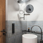 Na místě staré chalupy postavili novou: Moderně a s citem pro tradiční styl krkonošských roubenek. Foto: Petr Polák (petrpolakstudio.cz) Na místě staré chalupy postavili novou: Moderně a s citem pro tradiční styl krkonošských roubenek. Foto: Petr Polák (petrpolakstudio.cz)