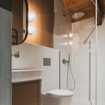 Na místě staré chalupy postavili novou: Moderně a s citem pro tradiční styl krkonošských roubenek. Foto: Petr Polák (petrpolakstudio.cz) Na místě staré chalupy postavili novou: Moderně a s citem pro tradiční styl krkonošských roubenek. Foto: Petr Polák (petrpolakstudio.cz)