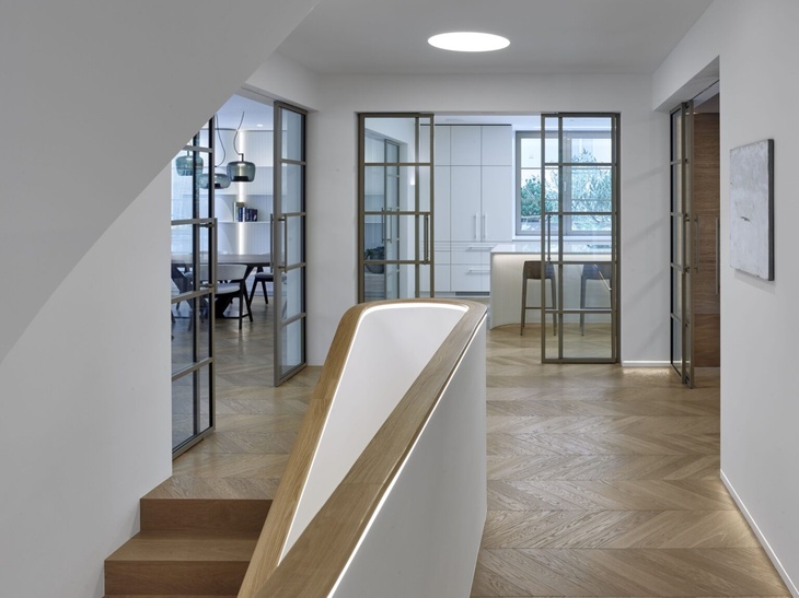 Soukromý interiér – propojený prostor: Vila Sarra, autor: Miloslav Vodička, AV architekti s.r.o., Foto: Filip Šlapal