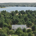 Zapomeňte na exotiku, architektura odpočinku leží v polských Mazurech. Foto: Emi Karpowicz https://emikarpowicz.com/ Zapomeňte na exotiku, architektura odpočinku leží v polských Mazurech. Foto: Emi Karpowicz https://emikarpowicz.com/