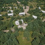 Zapomeňte na exotiku, architektura odpočinku leží v polských Mazurech. Foto: Emi Karpowicz https://emikarpowicz.com/ Zapomeňte na exotiku, architektura odpočinku leží v polských Mazurech. Foto: Emi Karpowicz https://emikarpowicz.com/